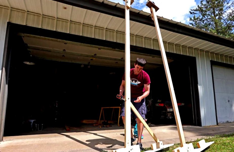 Tânărul din Minnesota și-a construit singur picioroangele, cât a stat în izolare