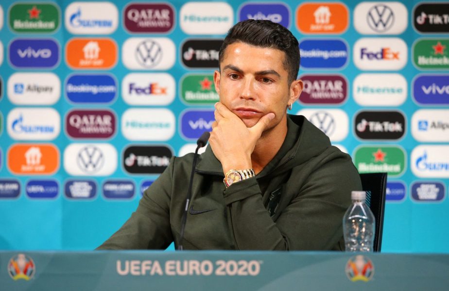 Euro 2020 | Cristiano Ronaldo, gest incredibil! Starul portughez s-a enervat din cauza a doua sticle de suc. Ce a făcut în timpul conferinţei de presă VIDEO
