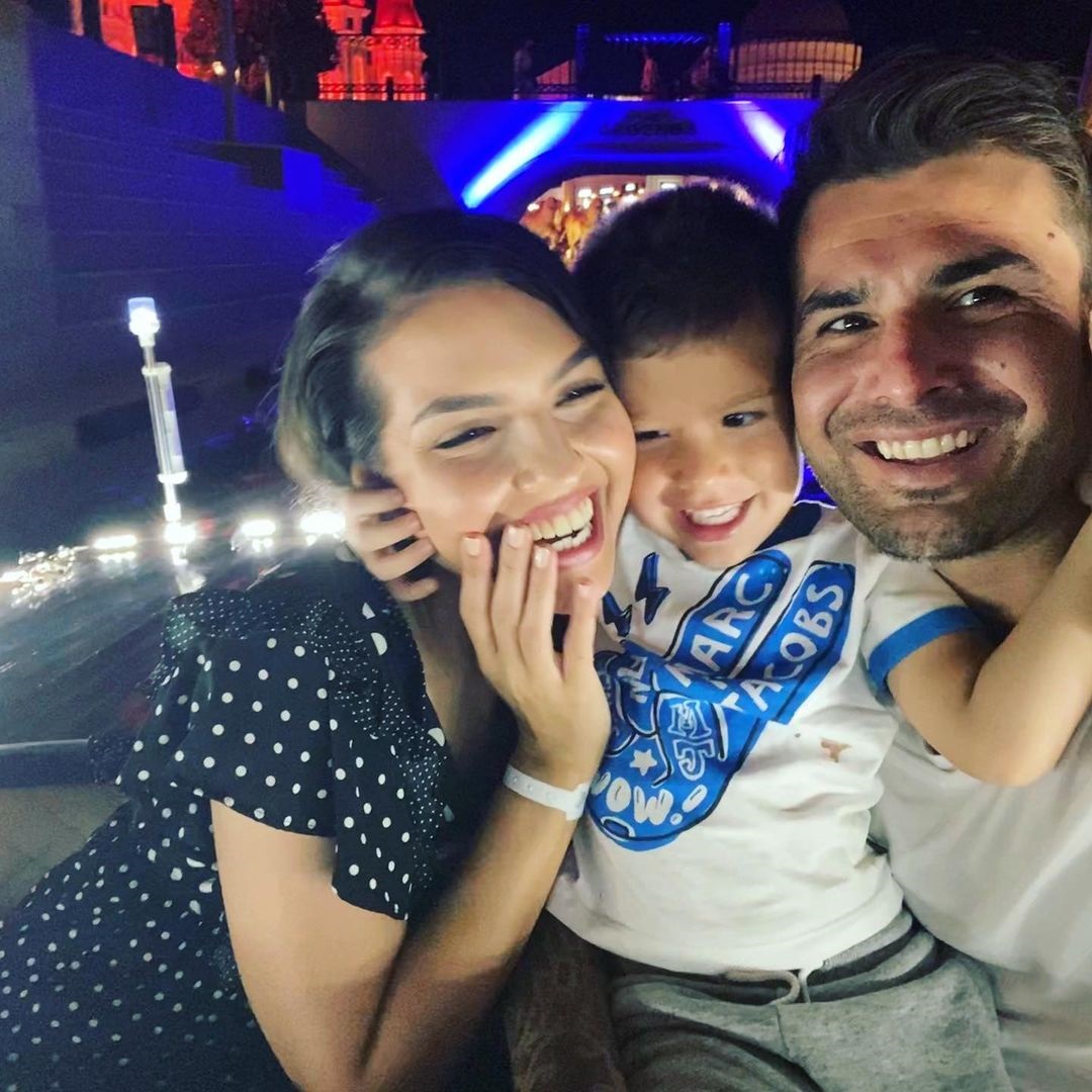 Adrian Mutu, alături de actuala soţie şi de fiul său cel mic, Tiago / Foto: Instagram Adrian Mutu