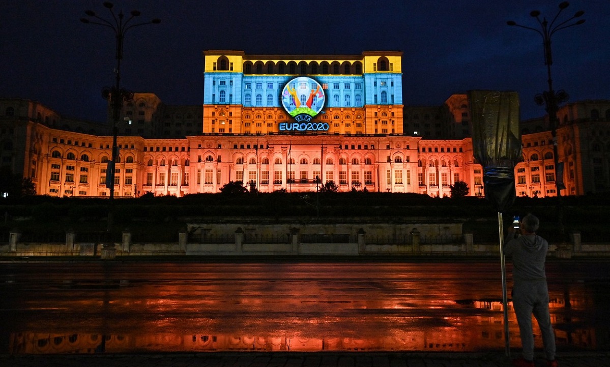 Euro 2020 | Spectacol de lumini pe Casa Poporului. Cum a fost celebrat la Bucureşti startul turneului final