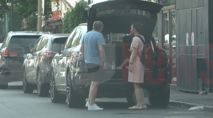 Milionarul român care conduce cu fetiţa în portbagajul maşinii de 100.000 de euro