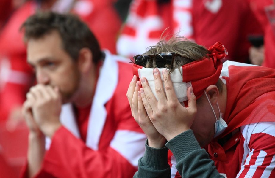 Euro 2020 | Imagini cutremurătoare după ce Christian Eriksen s-a prăbuşit pe teren! Fanii şi jucătorii au izbucnit în lacrimi şi s-au rugat pentru viaţa starului danez
