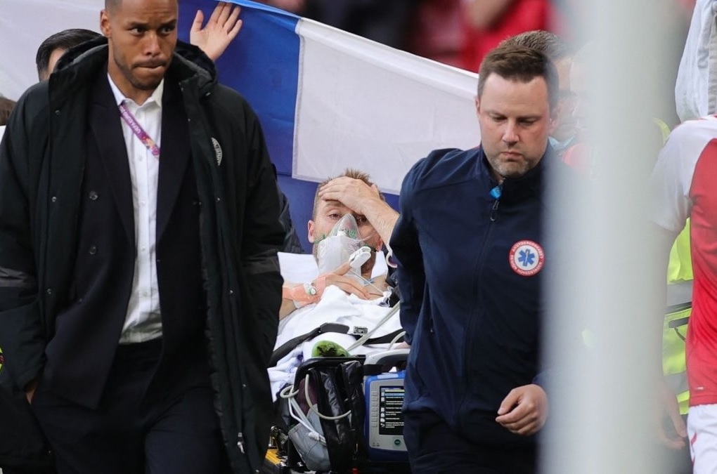 Euro 2020 | Cum a fost surprins Christian Eriksen în timp ce era scos din stadion: „A ridicat o mână!” Imaginea care a apărut pe internet