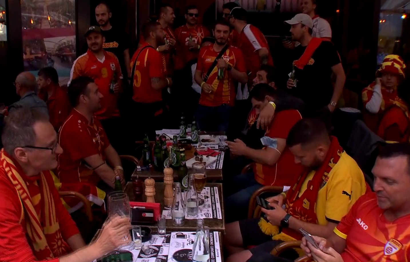 Fanii Austriei şi ai Macedoniei de Nord s-au întâlnit în Centrul Vechi înainte de Euro 2020 / AS.ro