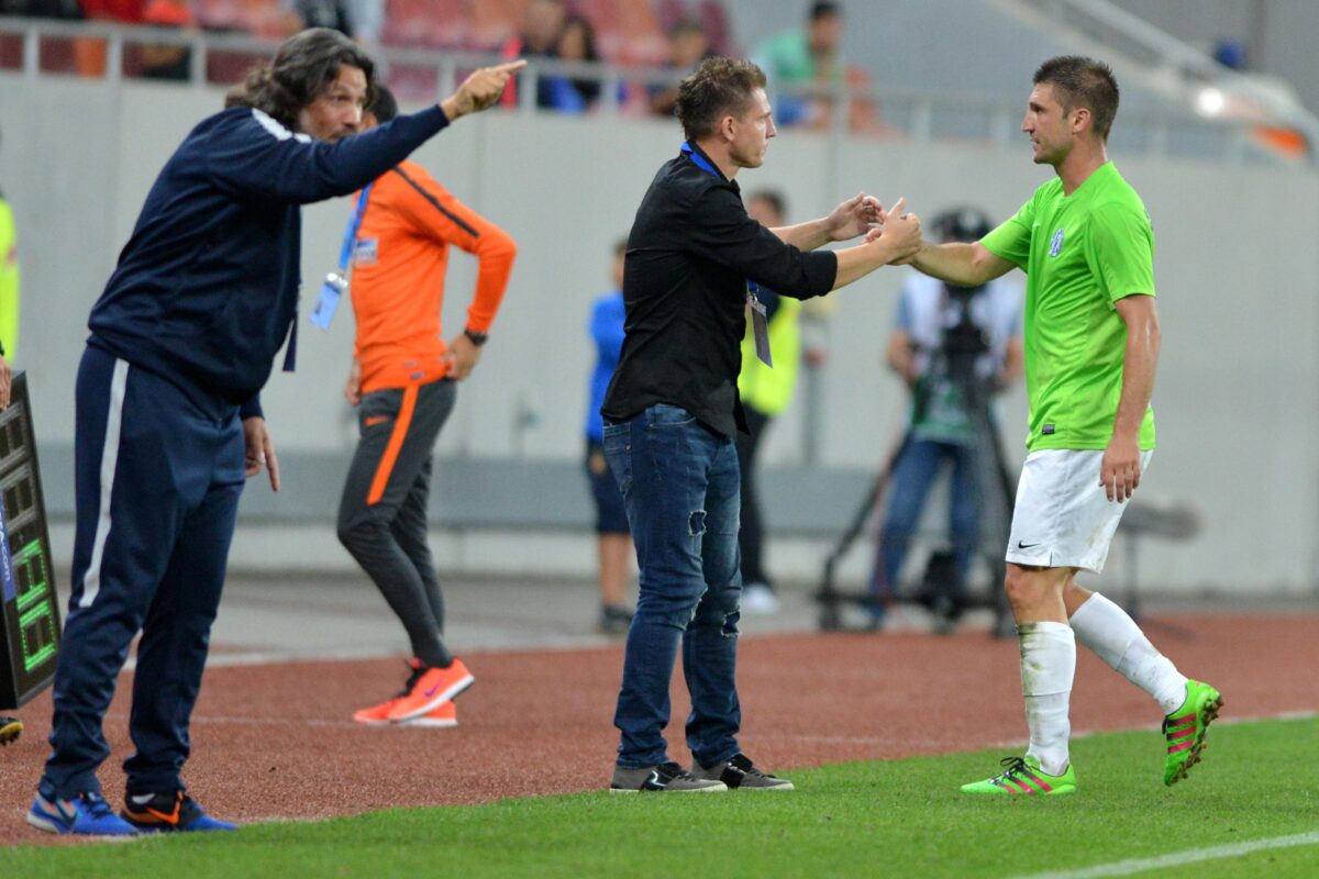 Marius Onofraş îl felicită pe Andrei Cristea, într-un meci jucat de Poli Iaşi