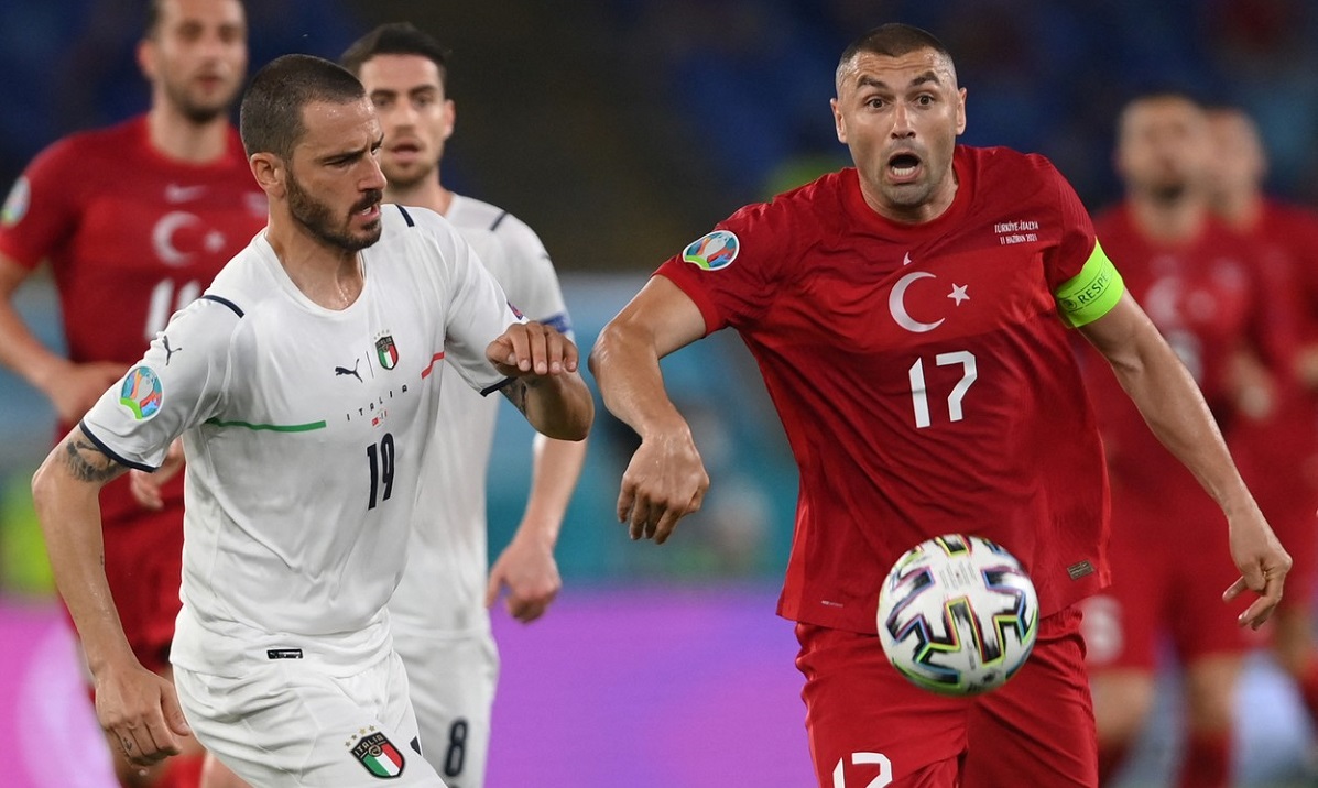 Euro 2020 | Primul scandal de arbitraj! Italia a cerut penalty pentru un henţ în careul Turciei. VAR-ul, folosit în premieră la un Campionat European