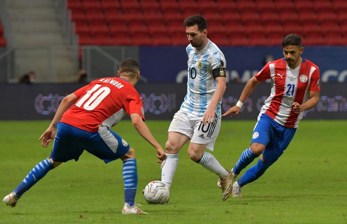 Leo Messi a făcut spectacol la Copa America! Căpitanul Argentinei s-a distrat cu apărarea lui Paraguay şi a scris istorie VIDEO + Luis Suarez şi Edinson Cavani, salvaţi de un autogol