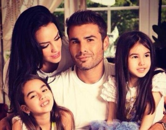 Adrian Mutu, alături de Consuelo şi cele două fiice / Foto: Instagram Adrian Mutu