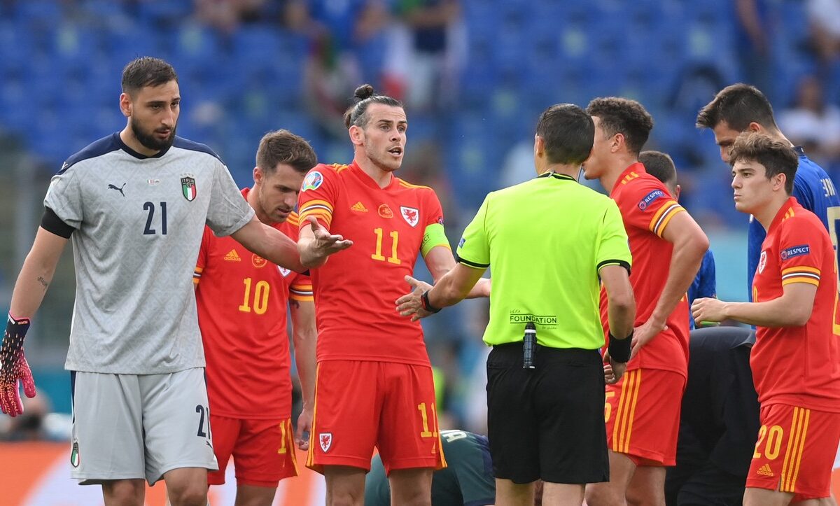 EURO 2020 | Ovidiu Haţegan, două „victime” în două meciuri! Arbitrul român a arătat cartonaşul roşu în Italia – Ţara Galilor şi a scris istorie. Gareth Bale a protestat vehement!