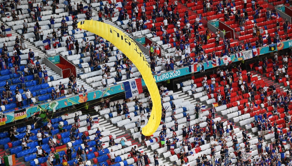 Fabulos! A aterizat cu parașuta pe Allianz Arena, cu câteva momente înainte de Franța – Germania