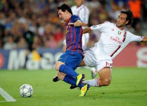 Alessandro Nesta, în duel cu Lionel Messi, într-un meci AC Milan - Barcelona din Champions League