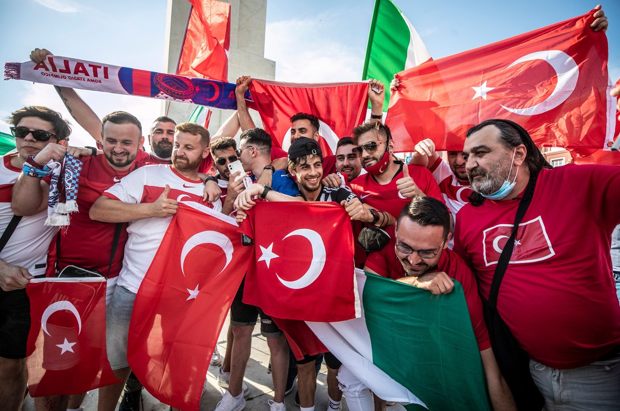 Fani italieni şi turci la Euro 2020 / Profimedia