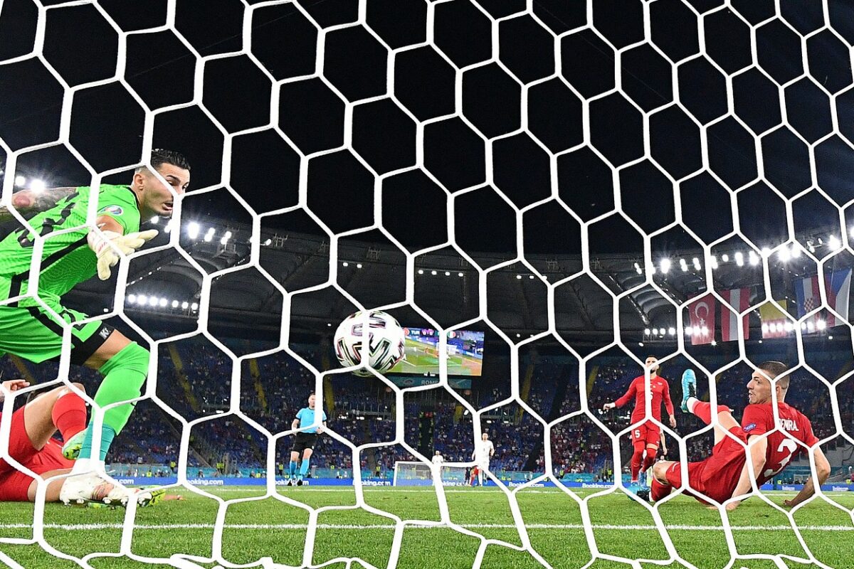 Moment istoric la EURO 2020! Primul gol al turneului a fost un autogol. Niciodată nu s-a mai întâmplat asta. Demiral, colegul lui Drăguşin la Juventus, a intrat în istorie