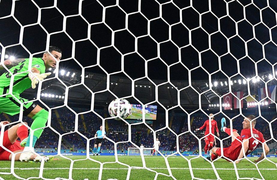 Moment istoric la EURO 2020! Primul gol al turneului a fost un autogol. Niciodată nu s-a mai întâmplat asta. Demiral, colegul lui Drăguşin la Juventus, a intrat în istorie