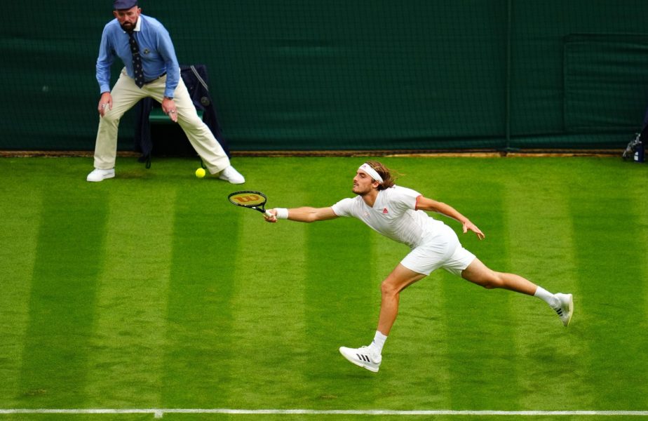 Primul şoc de la Wimbledon! Stefanos Tsitsipas, OUT din primul tur. Djokovic a pierdut un set