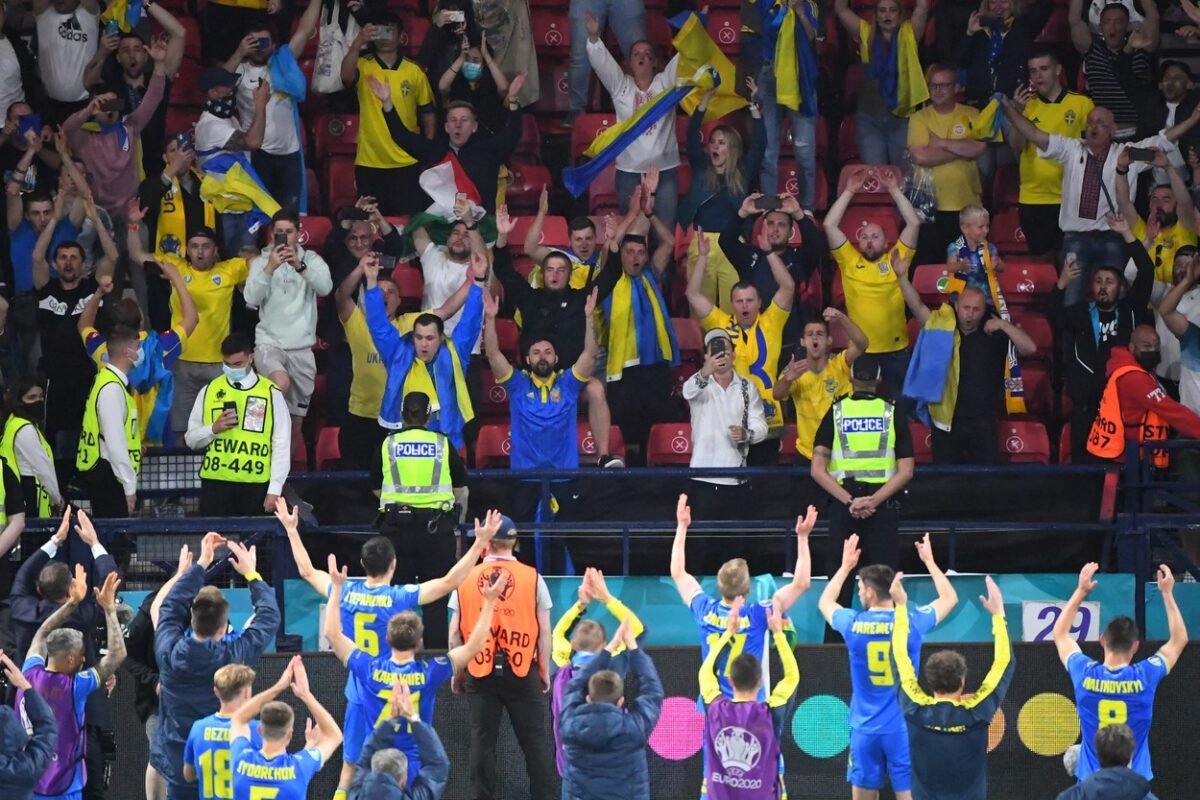 EURO 2020 | Un fan în tricoul Rusiei, gest nebun la Glasgow! Ce a păţit după ce a mers între fanii Ucrainei