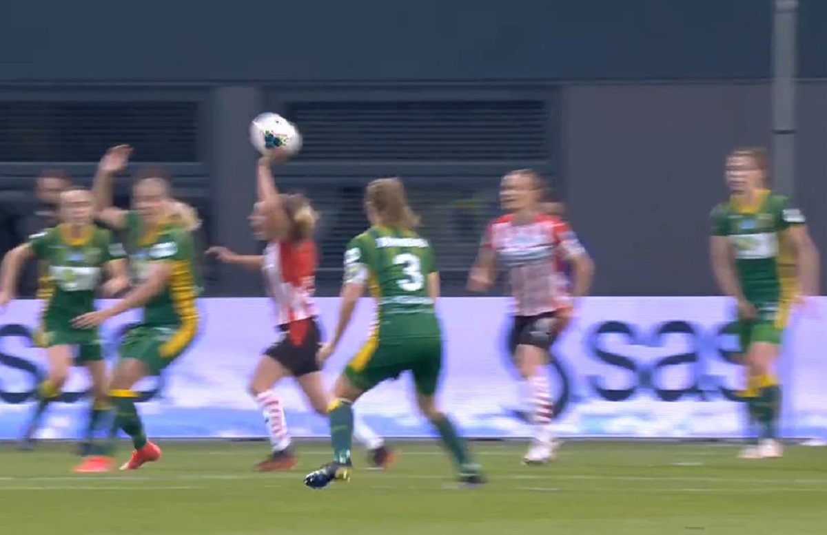 Cel mai ciudat penalty, la un meci de fotbal feminin diin Olanda