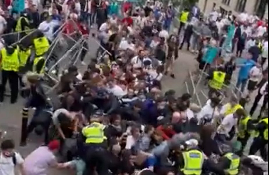 EURO 2020 | Anarhie pe străzile din Londra înainte de Italia – Anglia! Ultraşii au invadat arena Wembley şi s-au luat la bătaie cu stewarzii. Comunicatul oficial!