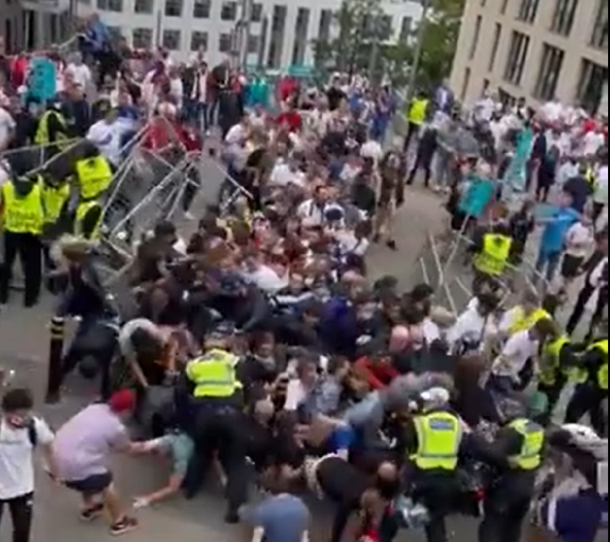 EURO 2020 | Anarhie pe străzile din Londra înainte de Italia – Anglia! Ultraşii au invadat arena Wembley şi s-au luat la bătaie cu stewarzii. Comunicatul oficial!
