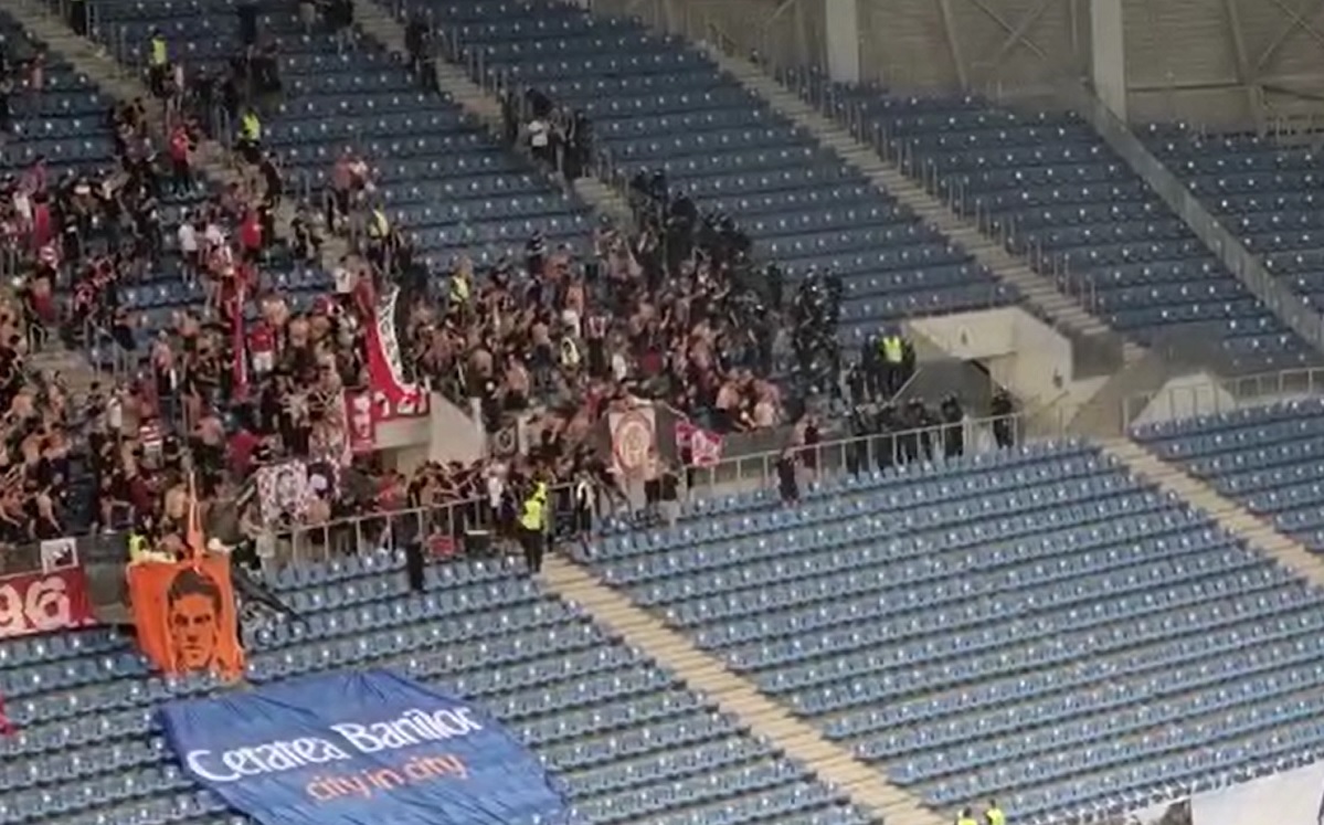 Incidente la FC U Craiova – Dinamo. Fanii olteni au încercat să meargă peste rivali. Intervenţie în forţă a jandarmilor. Mesaje fabuloase afişate de galerii