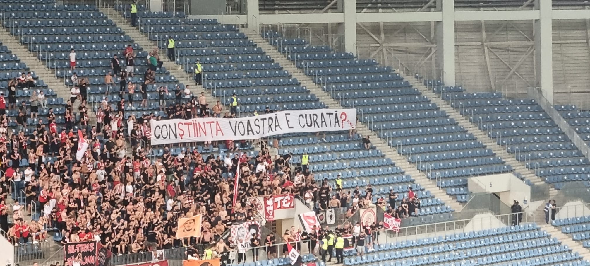 Duelul bannerelor între fani la FC U Craiova - Dinamo