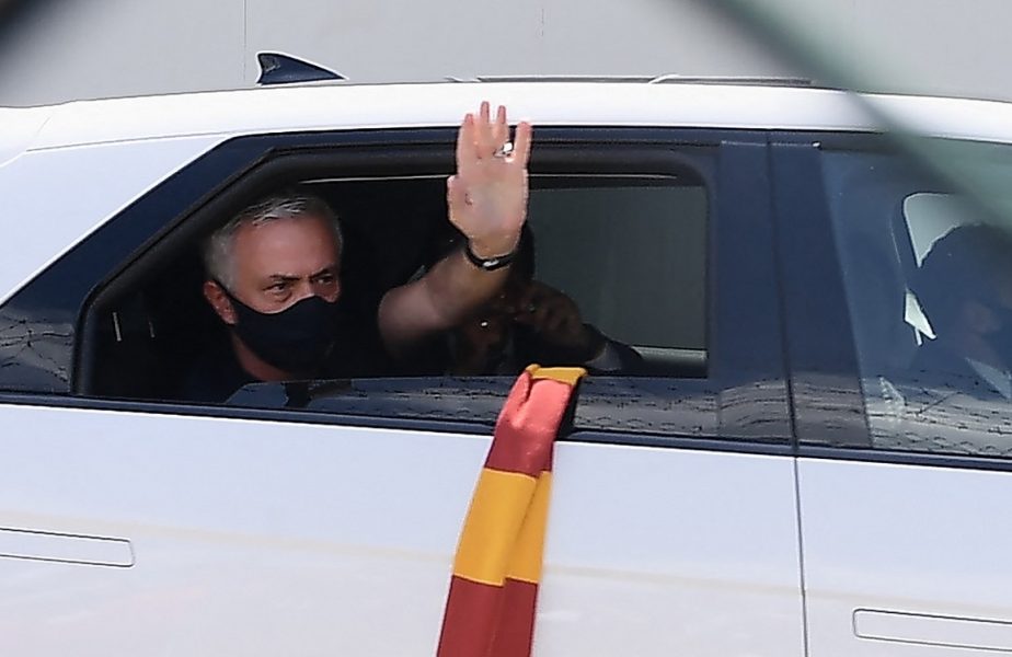 Jose Mourinho a ajuns în capitala Italiei şi este pregătit să stea pe banca lui AS Roma. Fanii l-au aşteptat la aeroport. „HabeMOUs papam”