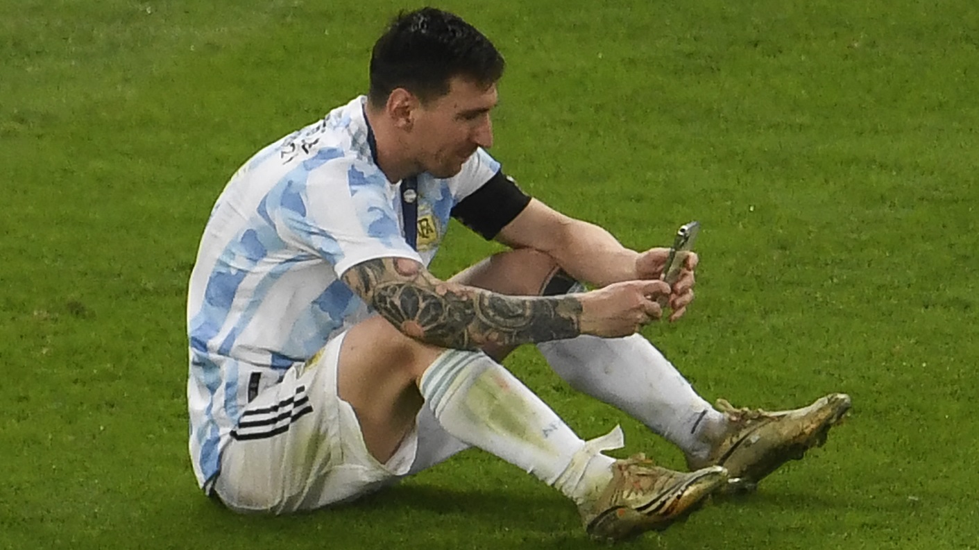 ionel Messi a rămas singur pe teren şi şi-a sunat familia