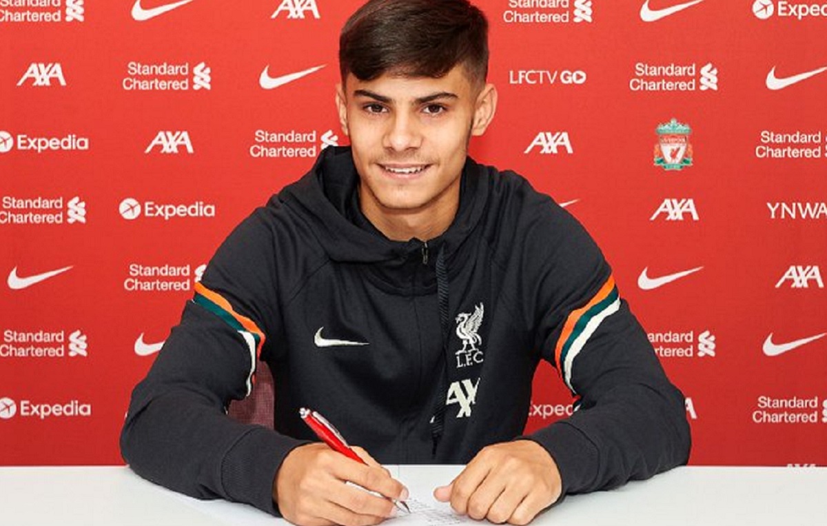 Copilul de mingi care a ajutat-o pe Liverpool a semnat contractul vieţii