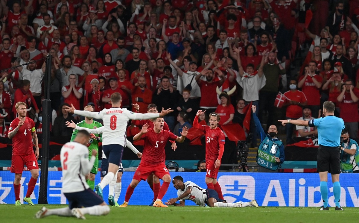 EURO 2020 | Danezii au pus tunurile pe arbitraj după eşecul cu Anglia. „Nu trebuia dat penalty-ul, erau două mingi pe teren!”