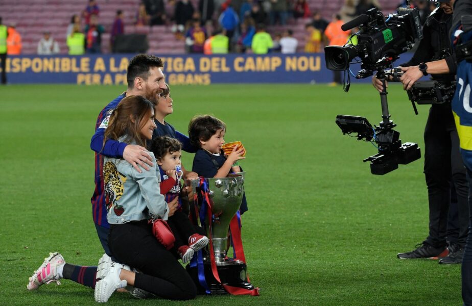 Lionel Messi, alături de soţie şi cei trei copii, pe Camp Nou