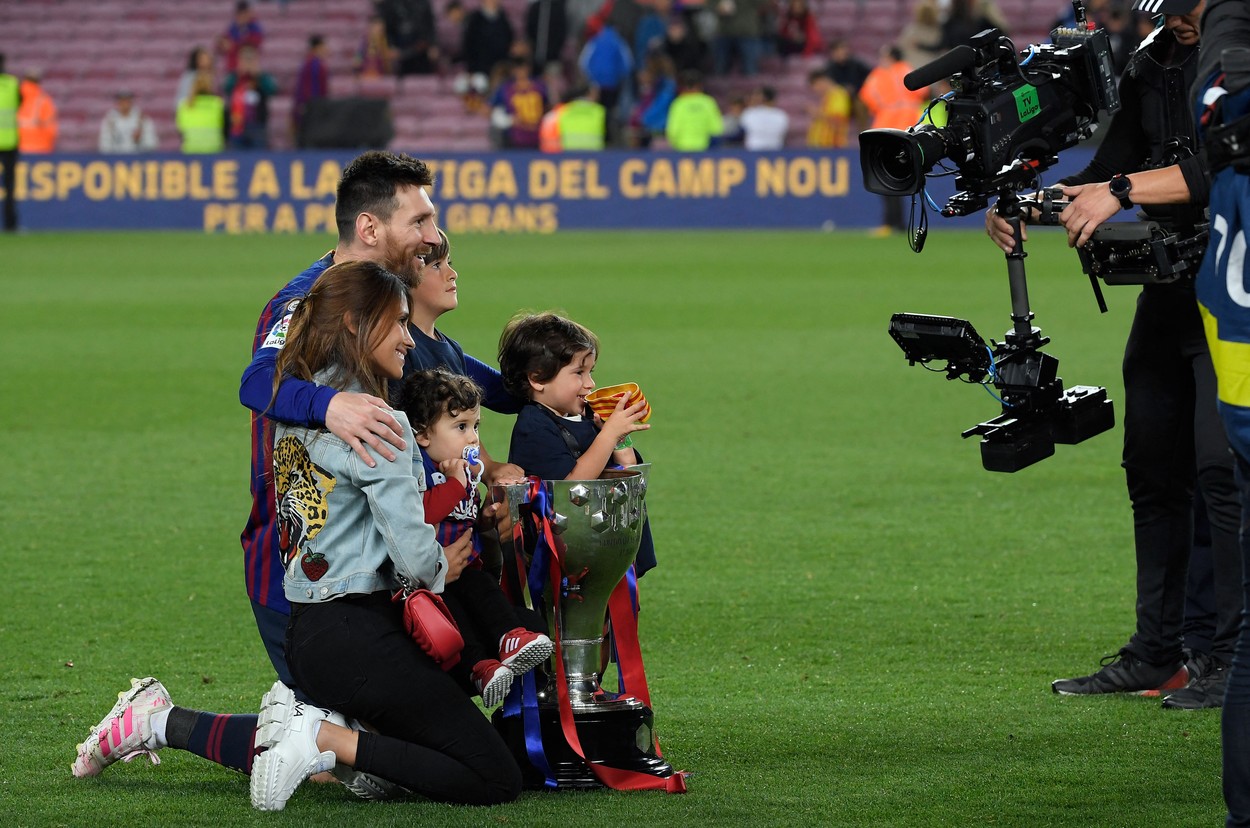 Lionel Messi, alături de soţie şi cei trei copii, pe Camp Nou