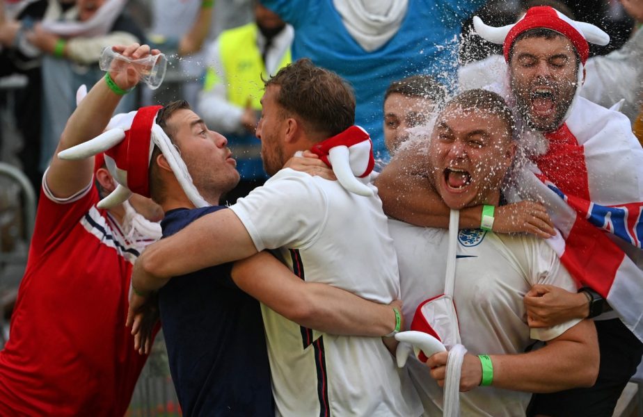 Fanii englezi au sărbătorit calificarea în semifinalele Euro 2020