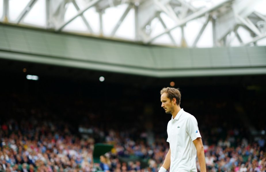 Wimbledon 2021 | Surpriză uriaşă. Daniil Medvedev a fost eliminat în optimi şi ratează şocul cu Federer din sferturile de finală. Polonezul Hurkacz, adversarul elveţianului