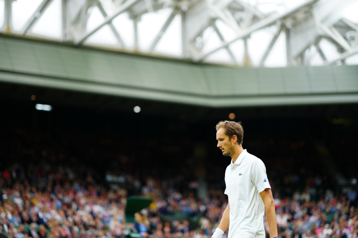 Wimbledon 2021 | Surpriză uriaşă. Daniil Medvedev a fost eliminat în optimi şi ratează şocul cu Federer din sferturile de finală. Polonezul Hurkacz, adversarul elveţianului