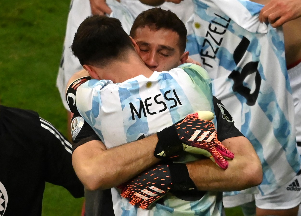 Emiliano Martinez radiază de fericire pentru Lionel Messi