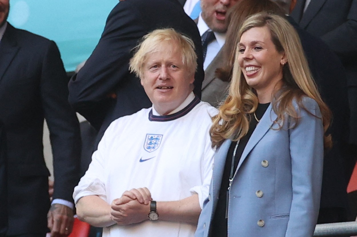 Premierul britanic, Boris Johnson, în tribune la Anglia - Danemarca / Foto: Profimedia