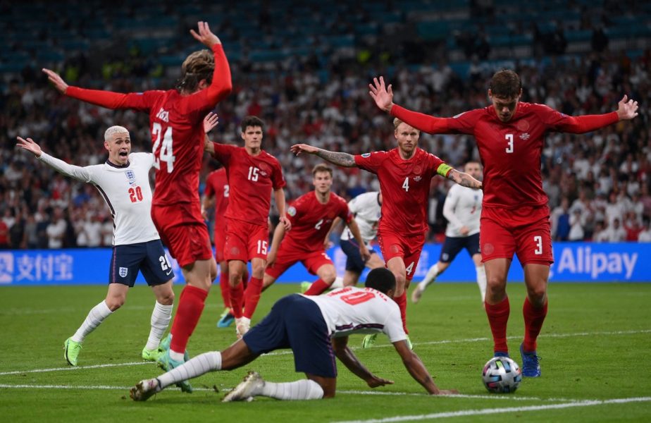 „Fază de campionatele sătești!” Adrian Porumboiu a dat de pământ cu arbitrul din Anglia – Danemarca 2-1. „Nu știu ce o fi consumat!” + „Mă îngrozesc de VAR în Liga 1”