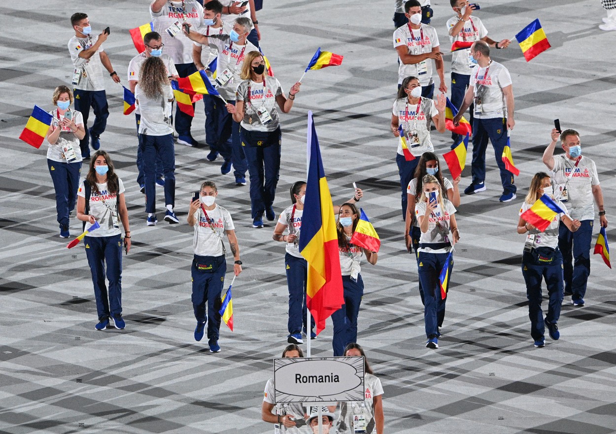 Simona Radiş şi Robert Glinţă au purtat drapelul în fruntea delegaţiei României la ceremonia de deschidere a Jocurilor Olimpice 2020