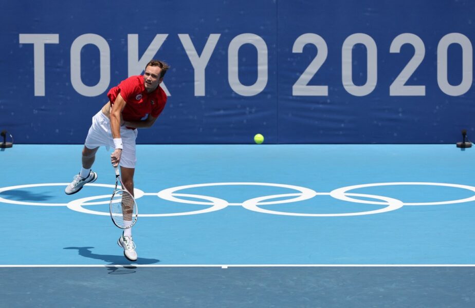 Jocurile Olimpice 2020 | „Pot muri pe teren!” Daniil Medvedev, scandal din cauza căldurii. Paula Badosa a fost scoasă în cărucior de pe teren