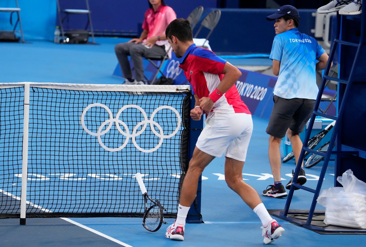 Jocurile Olimpice 2020 | Scene ireale la Tokyo! Novak Djokovic şi-a ieşit din minţi şi a aruncat cu racheta în tribune. Sârbul a pierdut şi medalia de bronz