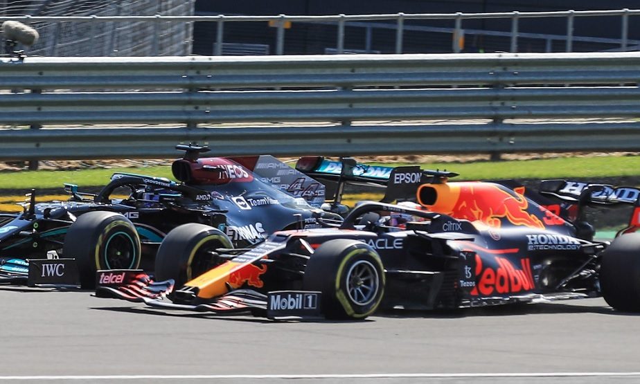 Lewis Hamilton nu şi-a cerut iertare după accidentul care l-a băgat în spital pe Max Verstappen: „Vor urma multe curse dure”