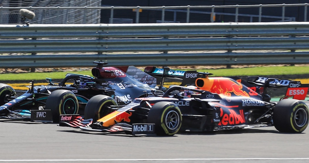 Lewis Hamilton nu şi-a cerut iertare după accidentul care l-a băgat în spital pe Max Verstappen: „Vor urma multe curse dure