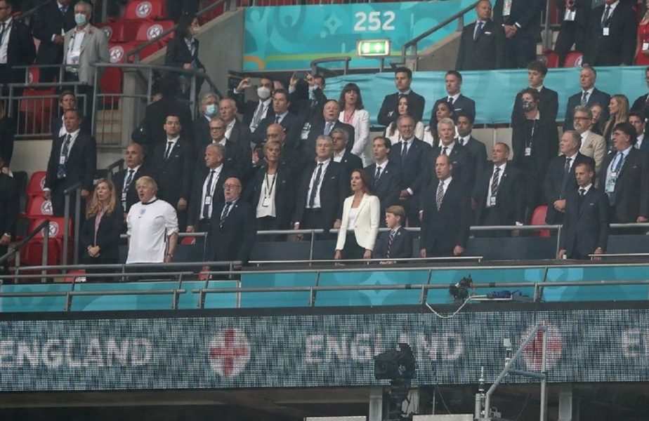 Aglomeraţie de vip-uri la finala Euro 2020! Boris Johnon, în tricoul naţionalei. Cum a reacţionat David Beckham când l-a întâlnit pe Tom Cruise