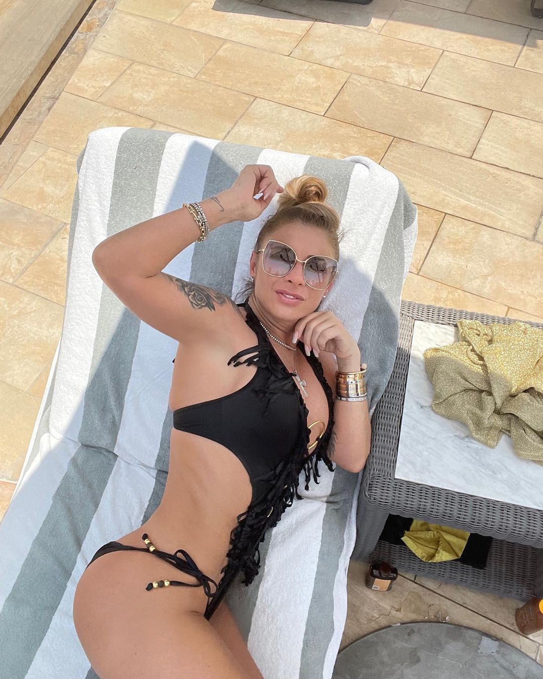 Anamaria Prodan a improvizat o şedinţă foto la plajă în Dubai / Instagram Anamaria Prodan