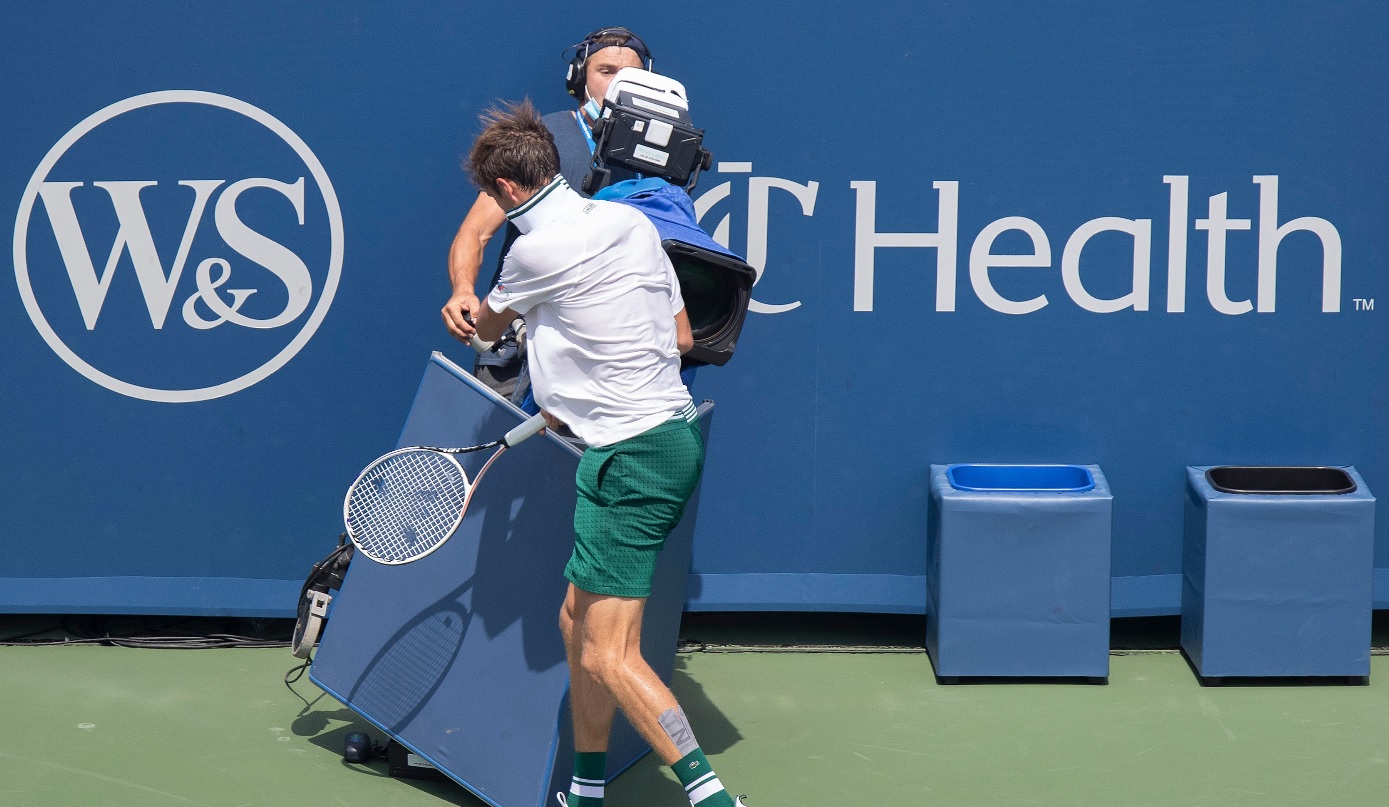 Daniil Medvedev, scene incredibile la Cincinnati! Aproape de o accidentare gravă. „Aproape că mi-am rupt mâna! Scoateţi asta de aici