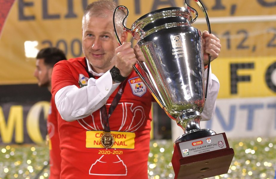 Edi Iordănescu, cu trofeul de campion cucerit cu CFR Cluj