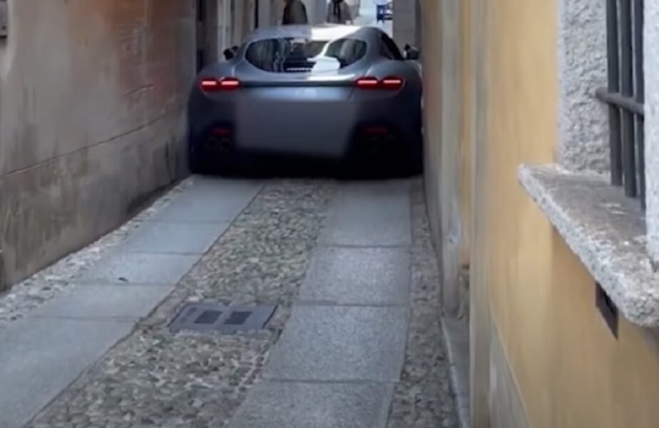 Un Ferrari Roma a rămas înţepenit pe o stradă îngustă