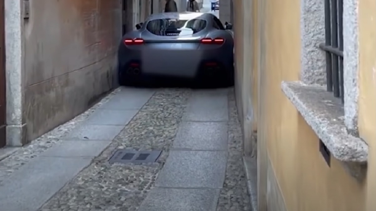 Ce nebunie! Un Ferrari Roma a rămas înţepenit pe o stradă îngustă. Proprietarul bolidului nu a mai găsit soluţii de scăpare