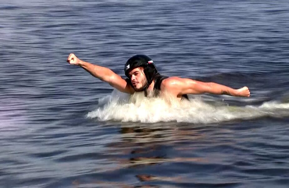 „Poseidon de Snagov!” Robert Glință a intrat în pielea lui Superman! Înotătorul a ieșit la joacă și a „zburat” prin apă
