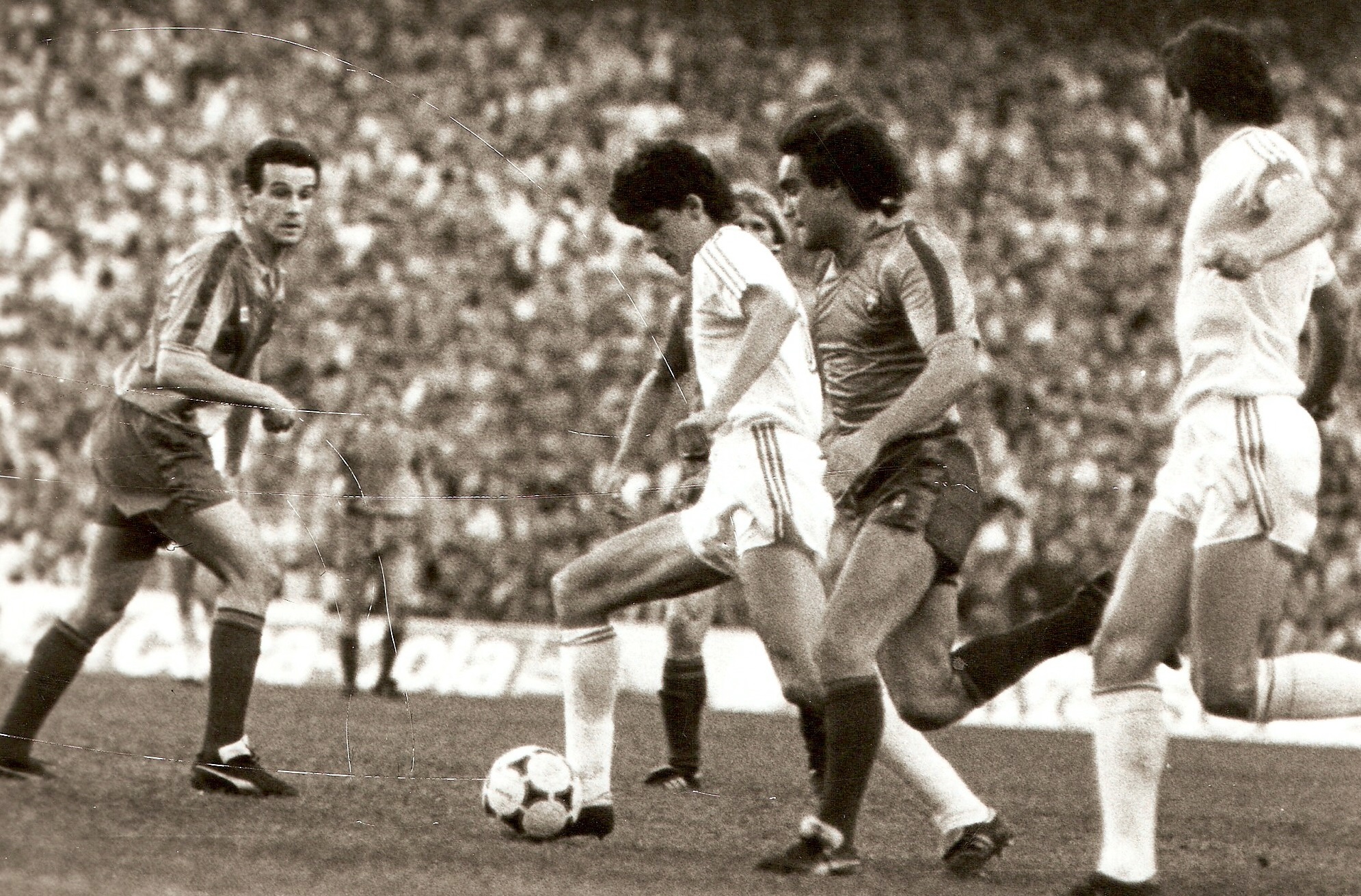 Julio Alberto (primul din stânga), privește duelul Belodedici - Marcos Alonso, la Sevilla, pe 7 mai 1986, ca echipier al celor de la FC Barcelona